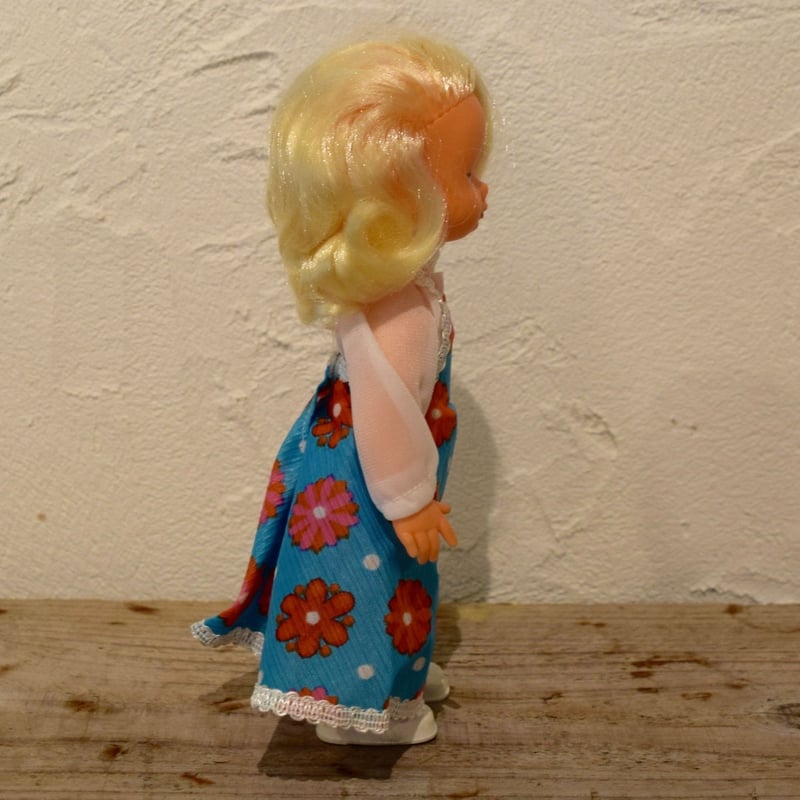 ヨーロッパ　ヴィンテージ　人形　花柄ワンピース 旧東ドイツ 花柄ワンピースの女の子 デッドストック | Kitten Blue