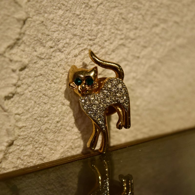 グリーンの瞳が綺麗な背伸びネコブローチ | Kitten Blue