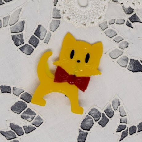 旧東ドイツ　猫バッジ　黄色