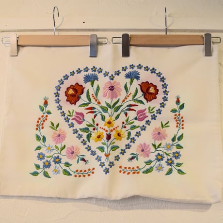 ハンガリー　カロチャ刺繍　ピローケース　ハート