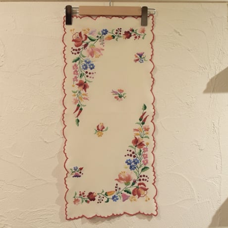 ハンガリー　カロチャ刺繍　テーブルクロス　花束と小花３