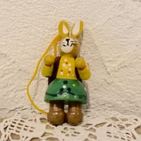 ドイツ　ウサギのオーナメント　緑スカート