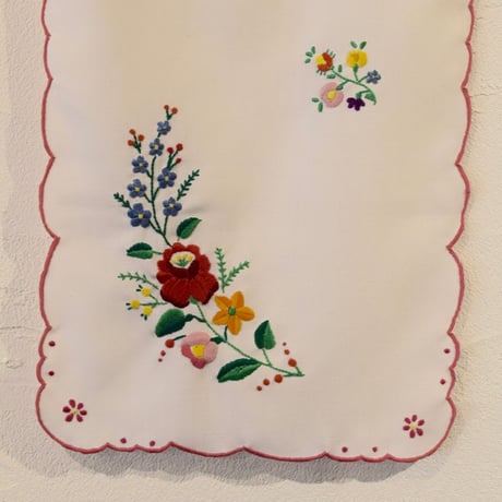 ハンガリー　カロチャ刺繍　テーブルクロス　花束と小花２