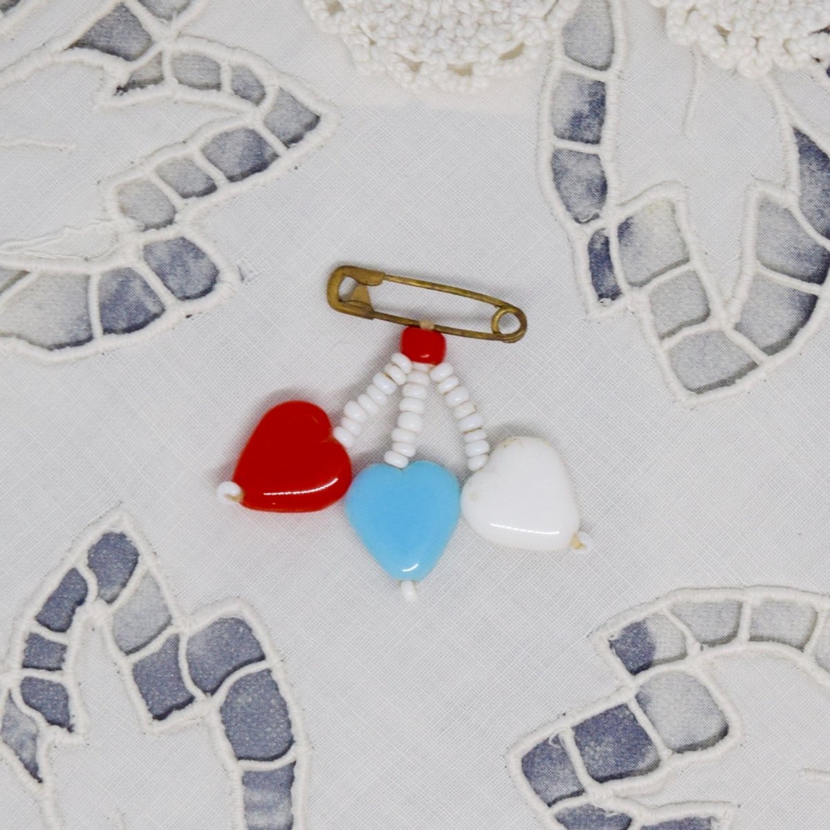 チェコ トリコロールなハートのブローチ ガラスビーズ | Kitten Blue