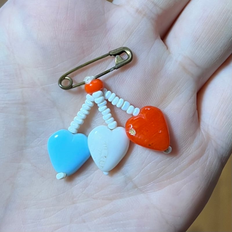 チェコ トリコロールなハートのブローチ ガラスビーズ | Kitten Blue