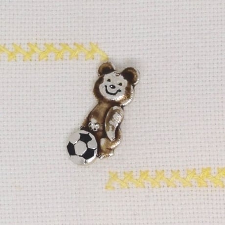 こぐまのミーシャ　小さめのバッジ　サッカー