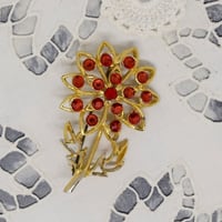 ハンガリー　朱色のお花　ブローチ