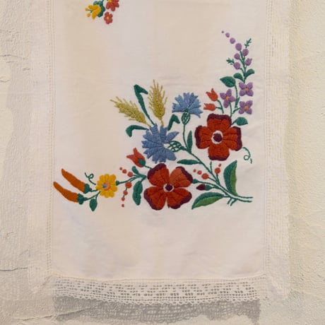 ハンガリー　カロチャ刺繍　テーブルクロス　花束と小花１