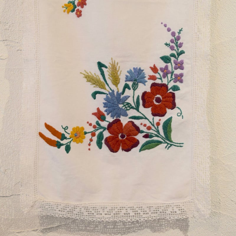 ハンガリー カロチャ刺繍 テーブルクロス 花束と小花１ | Kitten Blue