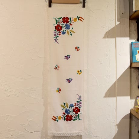 ハンガリー　カロチャ刺繍　テーブルクロス　花束と小花１