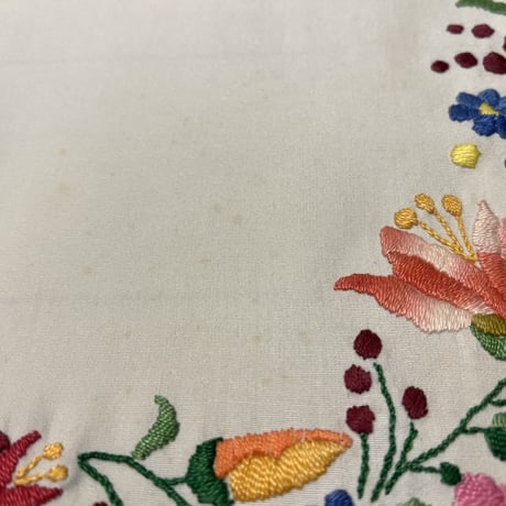ハンガリー　カロチャ刺繍　テーブルクロス　花束と小花３
