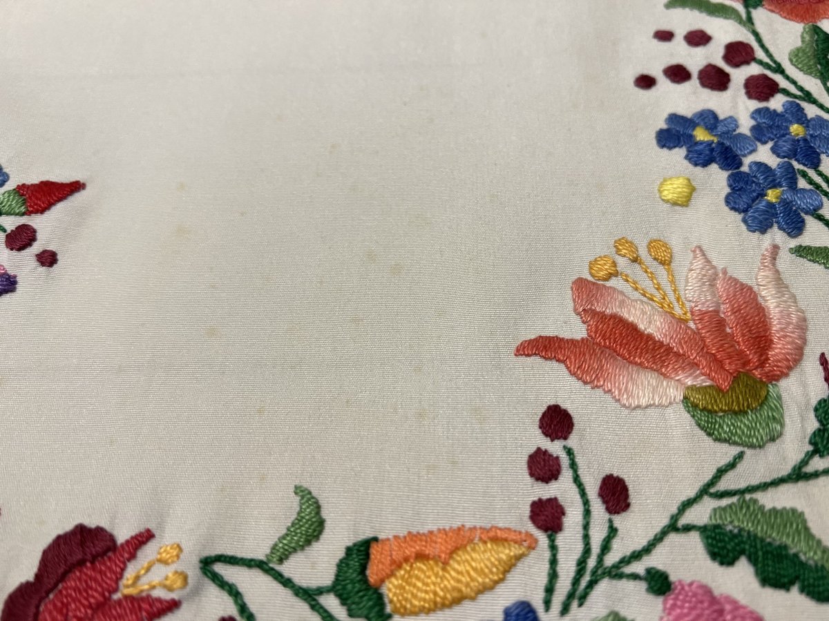 ハンガリー手刺繍♦︎可愛いお花のテーブルクロス （約）82cm