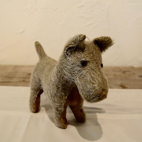 チェコ　首をかしげた犬のぬいぐるみ
