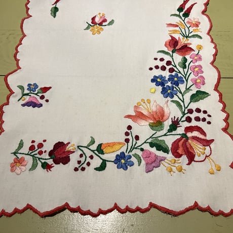 ハンガリー　カロチャ刺繍　テーブルクロス　花束と小花３