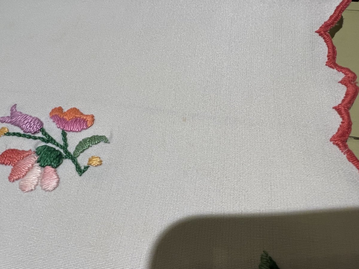 ハンガリー手刺繍♦︎可愛いお花のテーブルクロス （約）82cm x82cm 刺繍の国ハンガリーの可愛いお花のテーブルクロス150×156cm ge