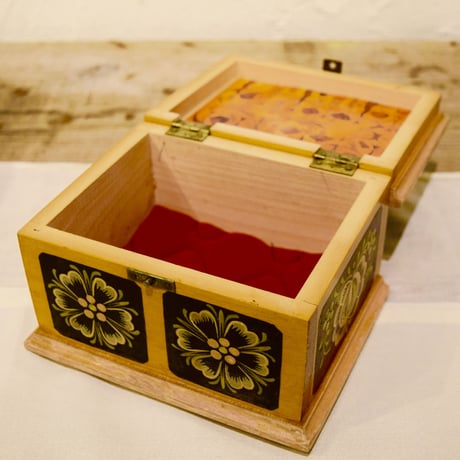 チェコ　木製の小物入れ　花柄