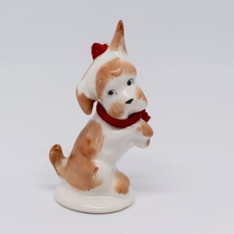 ハンガリー　赤いリボンのテリア犬　フィギュリン