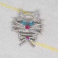 チェコ　ガラスラインストーンブローチ　青い目の猫さん