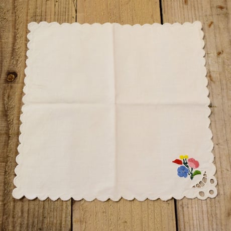 ハンガリー　ハンカチ　ワンポイントのカロチャ刺繍