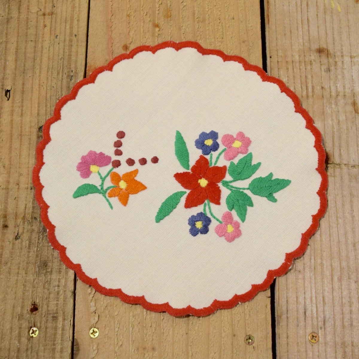 アンティークハンガリー カロチャ刺繍 色糸花刺繍 スカラップリム