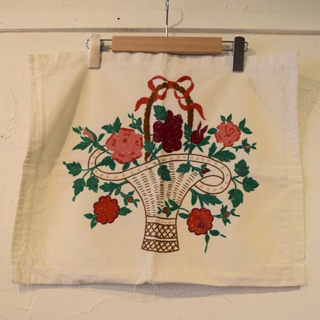 ハンガリー　刺繍ピローケース　かごに入ったお花　大