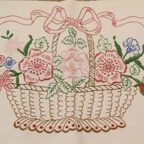 ハンガリー　刺繍ピローケース　かごに入ったお花