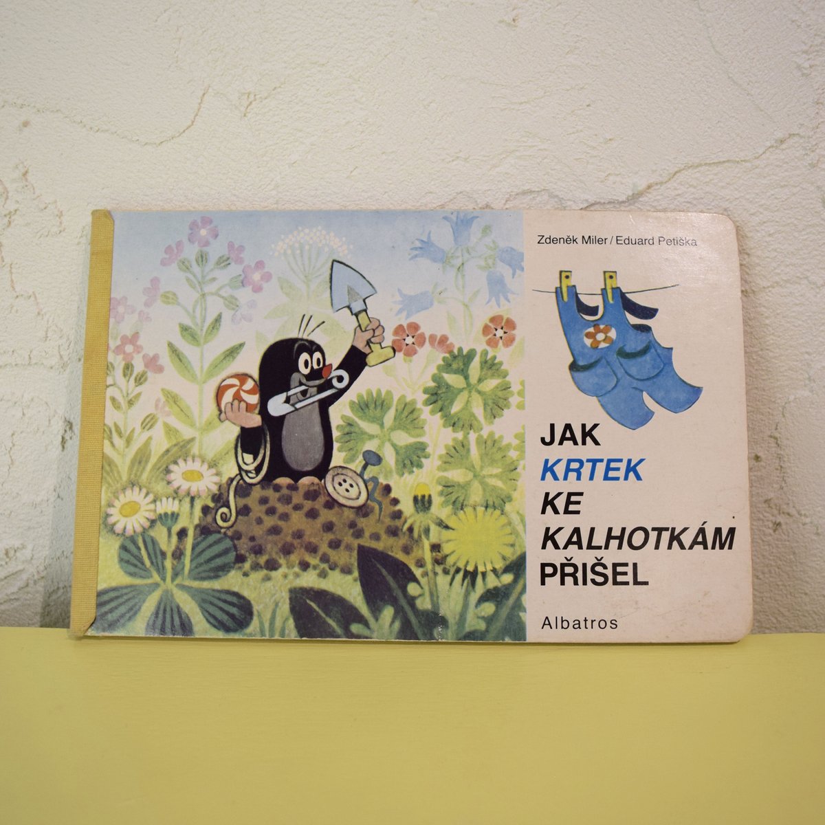 チェコ 絵本「Jak Krtek ke kalhotkam prisel」もぐらのクルテク |