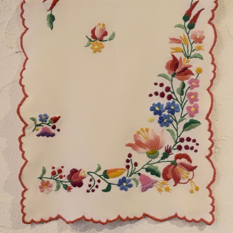 ハンガリー　カロチャ刺繍　テーブルクロス　花束と小花３