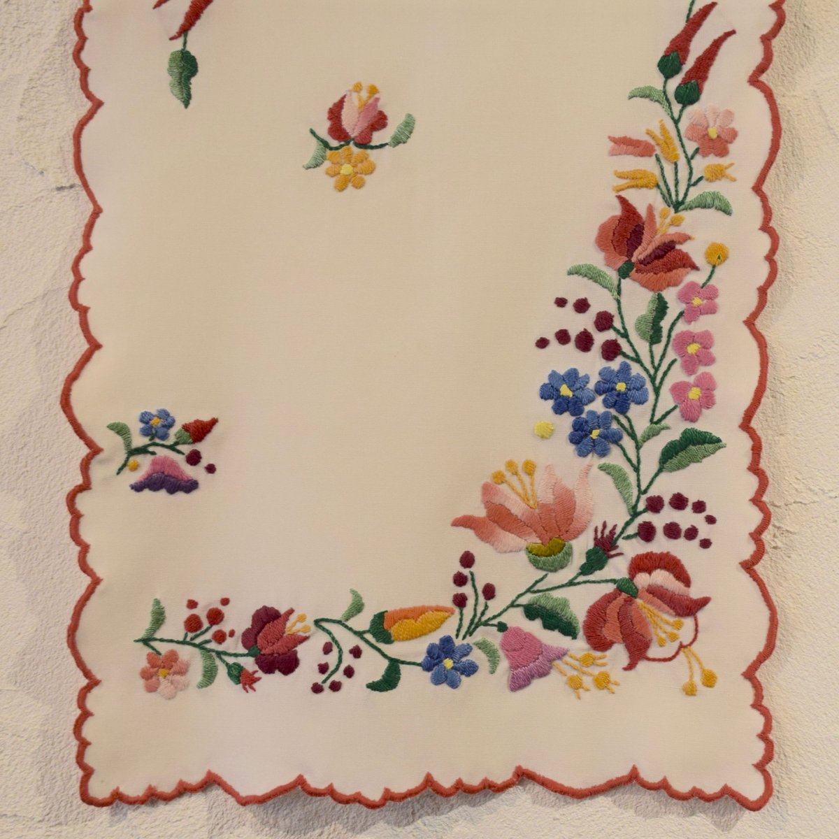 ハンガリー カロチャ刺繍 テーブルクロス 花束と小花３ | Kitten Blue