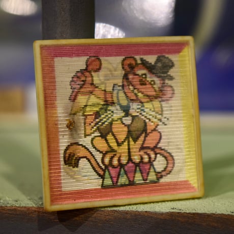 旧ソ連　ライオン/サル　角度によって絵柄が変わるバッジ
