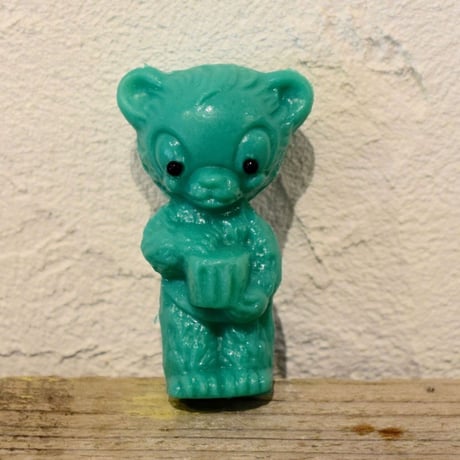 旧東ドイツ　ジョッキを持ったクマのプラドール　緑