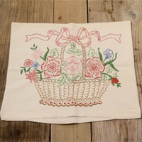 ハンガリー　刺繍ピローケース　かごに入ったお花