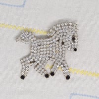 チェコ　ガラスラインストーンブローチ　白馬
