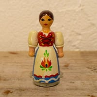 ハンガリー　小さな民族衣装の女性