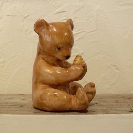 ハンガリー 蜂の巣を持ったクマの置物