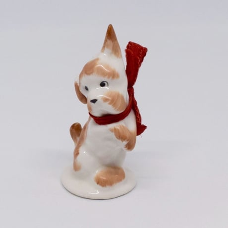 ハンガリー　赤いリボンのテリア犬　フィギュリン
