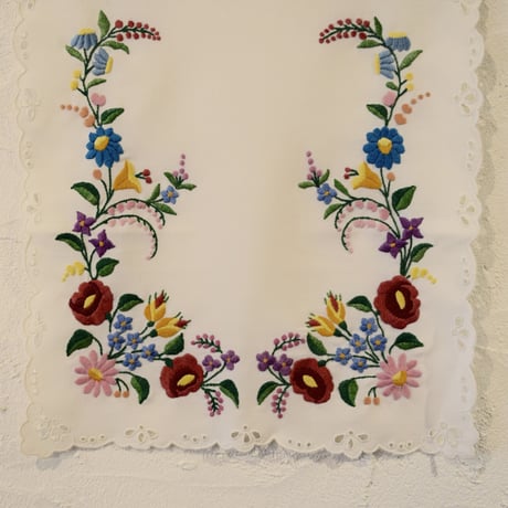 ハンガリー　カロチャ刺繍　テーブルクロス　お花たっぷり
