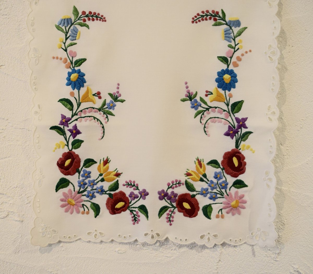 ハンガリー手刺繍♦︎可愛いお花のテーブルクロス （約）82cm x82cm ハンガリー手刺繍♦︎可愛いお花のテーブルクロス （約）82cm x82cm