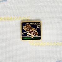 こぐまのミーシャ　スクエア　バッジ　陸上