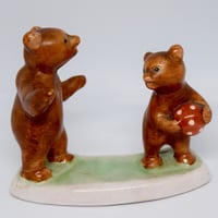 ハンガリー　ボール遊びをするクマのきょうだい　フィギュリン