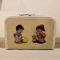KAZET社　紙製のトランクケース　二人の女の子