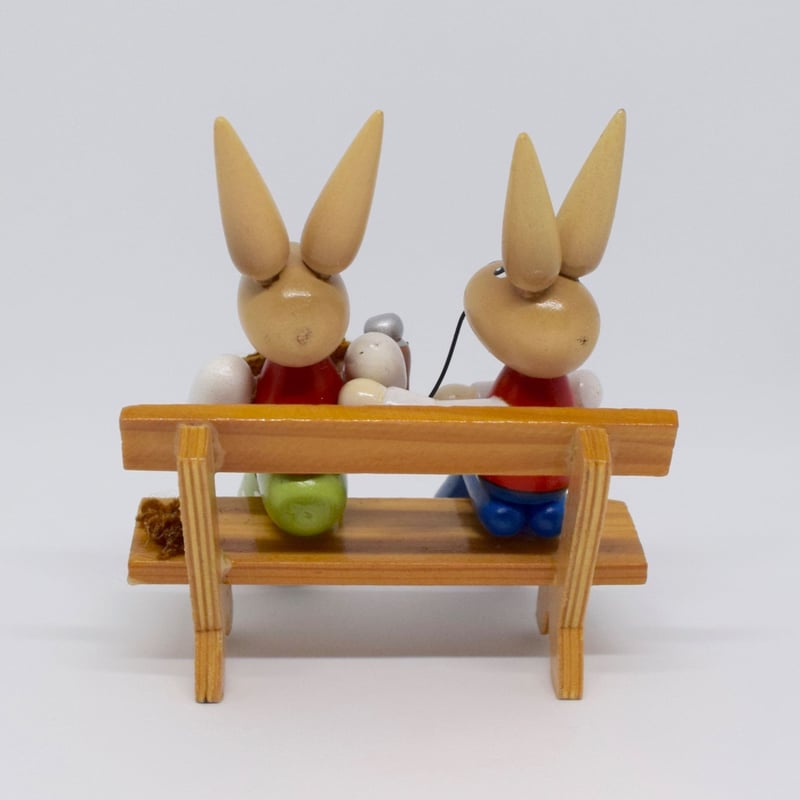 ドイツ ベンチに座るウサギのカップル 木の置物 | Kitten Blue