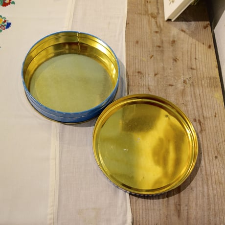 チェコ　お菓子の缶　噴水