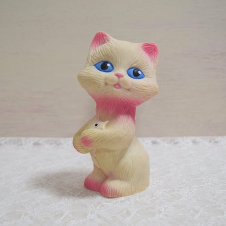 旧ソ連　お魚を抱えたネコのラバードール