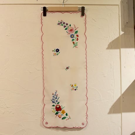 ハンガリー　カロチャ刺繍　テーブルクロス　花束と小花２