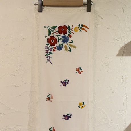 ハンガリー　カロチャ刺繍　テーブルクロス　花束と小花１