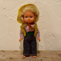 旧東ドイツ　黄色い帽子の女の子