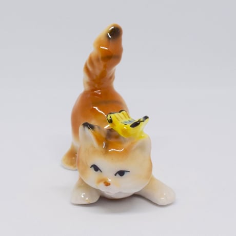蝶々をのっけた茶トラの猫さん