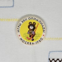 こぐまのミーシャ　大きめバッジ　ホッケー