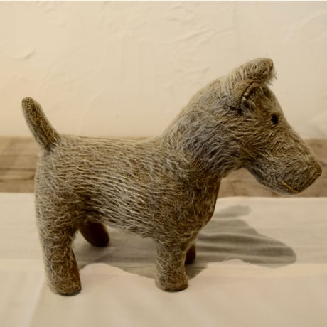 チェコ　首をかしげた犬のぬいぐるみ